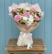 Букет цветов из:  Гвоздики, Орхидеи и Розы в Долиновке