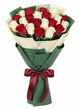 Букет Микс из красных и белых роз в Долиновке