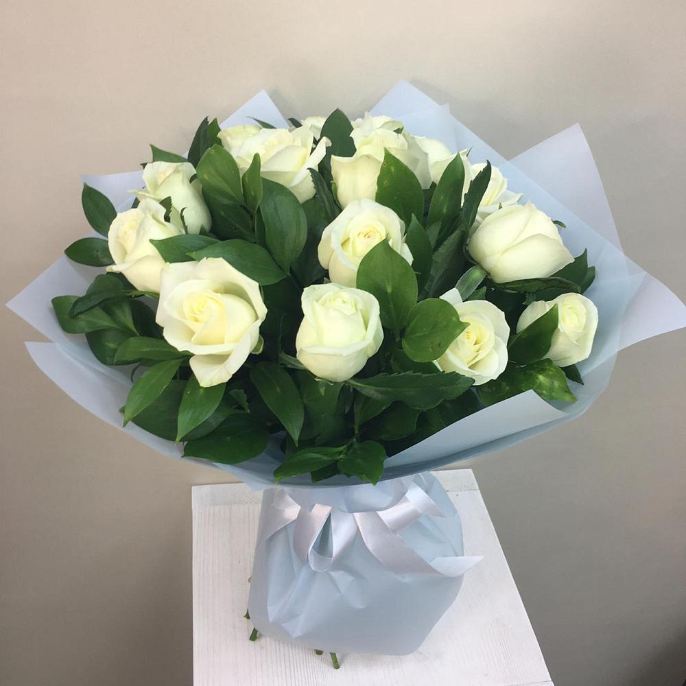 Букет 15 Белых роз Проуд в Долиновке