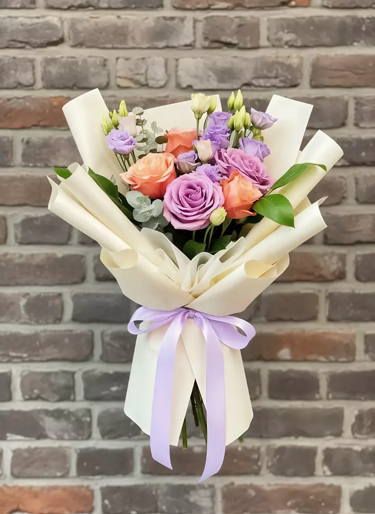 Букет цветов из: Лизиантусы и Розы в Долиновке