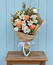 Букет цветов из:  Альстромерии, Лизиантусы, Розы и Хризантемы в Долиновке