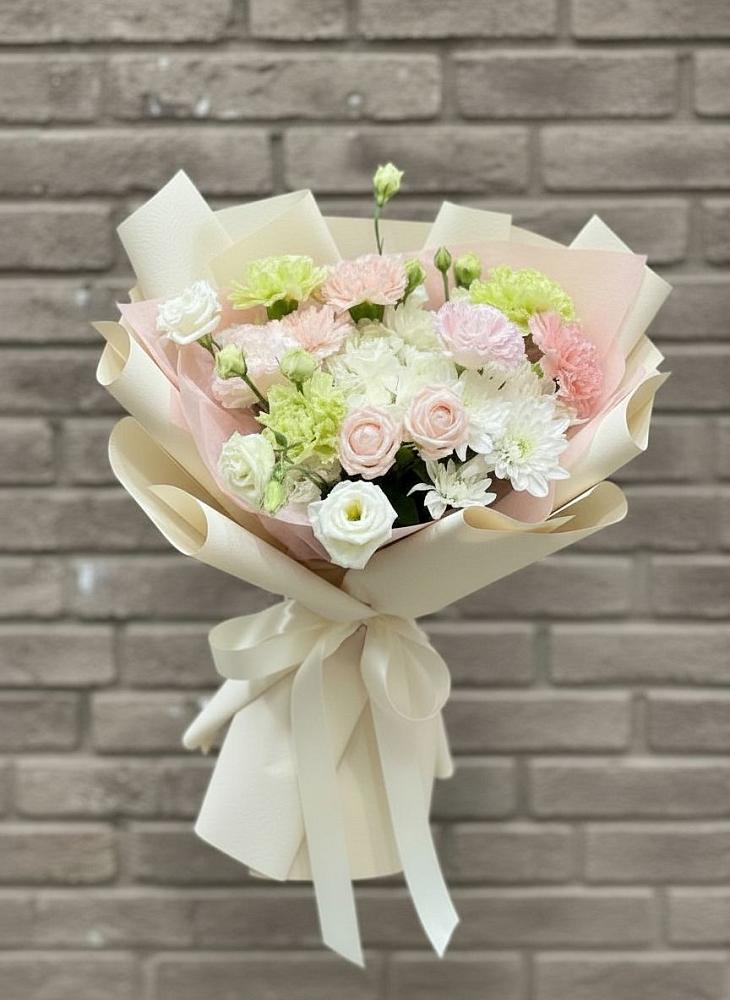 Букет цветов из: Гвоздики, Розы, Лизиантусы и Хризантемы в Долиновке