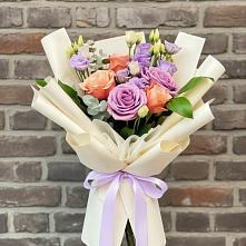 Букет цветов из:  Лизиантусы и Розы в Долиновке