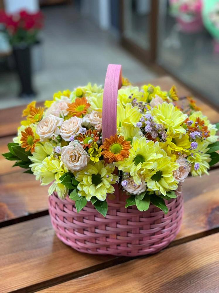 Цветочная композиция из Хризантемы и Розы в корзине в Долиновке