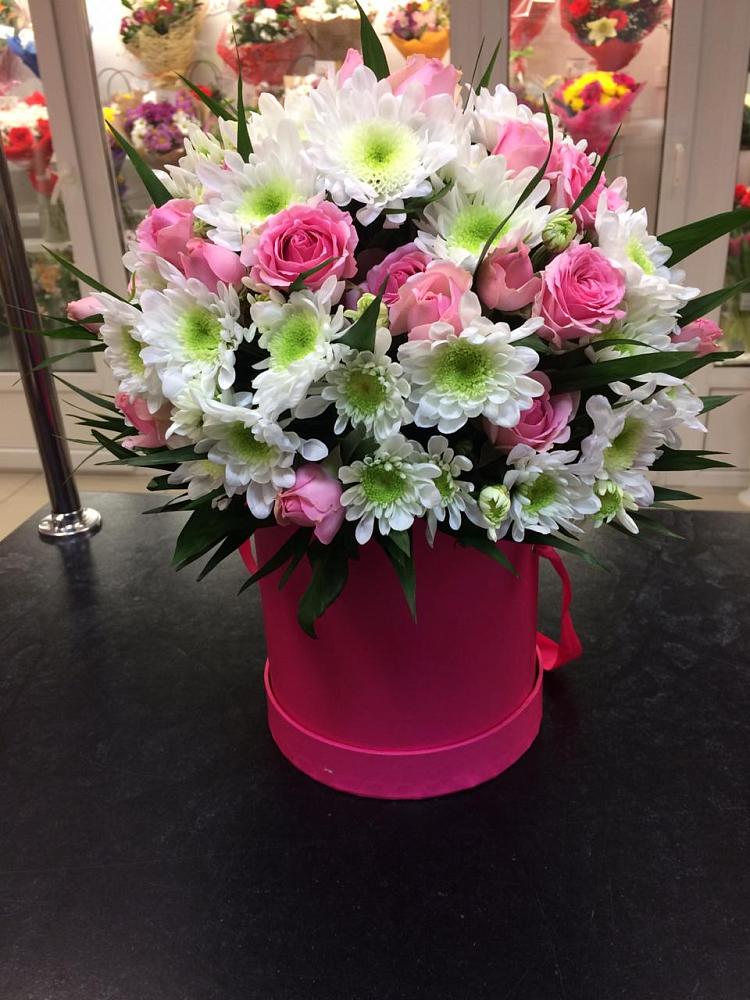 Цветочная композиция из Розы и Хризантемы в шляпной коробке в Долиновке