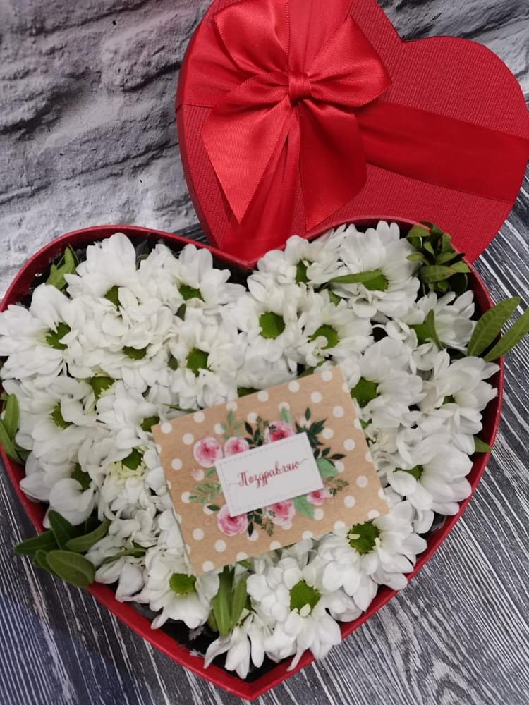 Цветочная композиция из Хризантемы в виде сердца в Долиновке