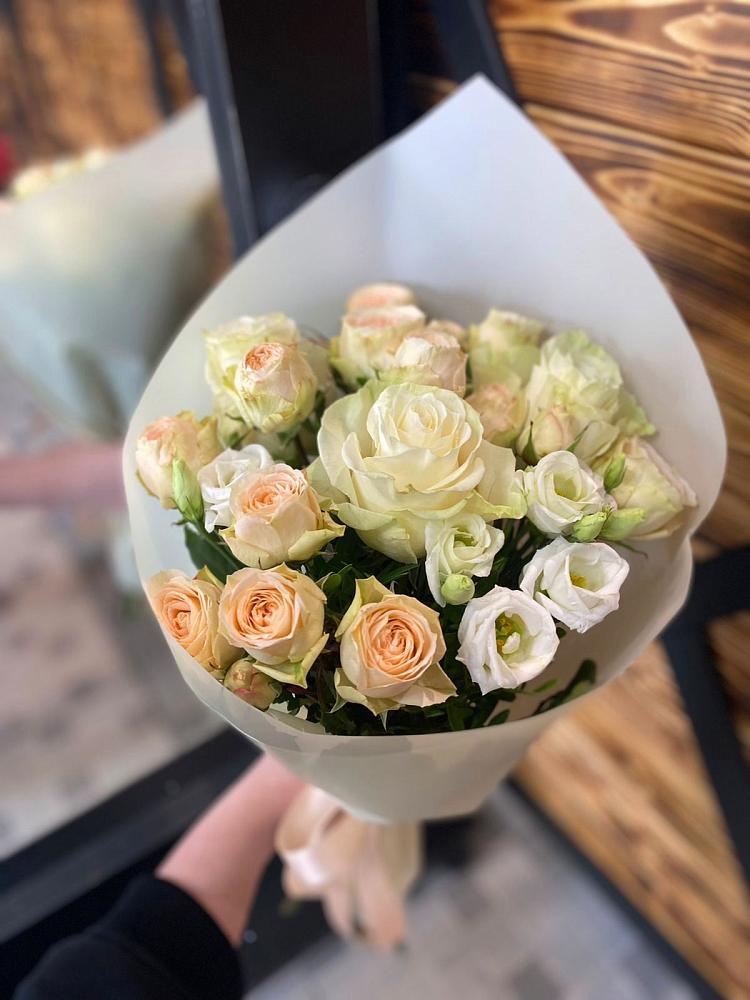 Букет цветов из: Розы и Лизиантусы в Долиновке